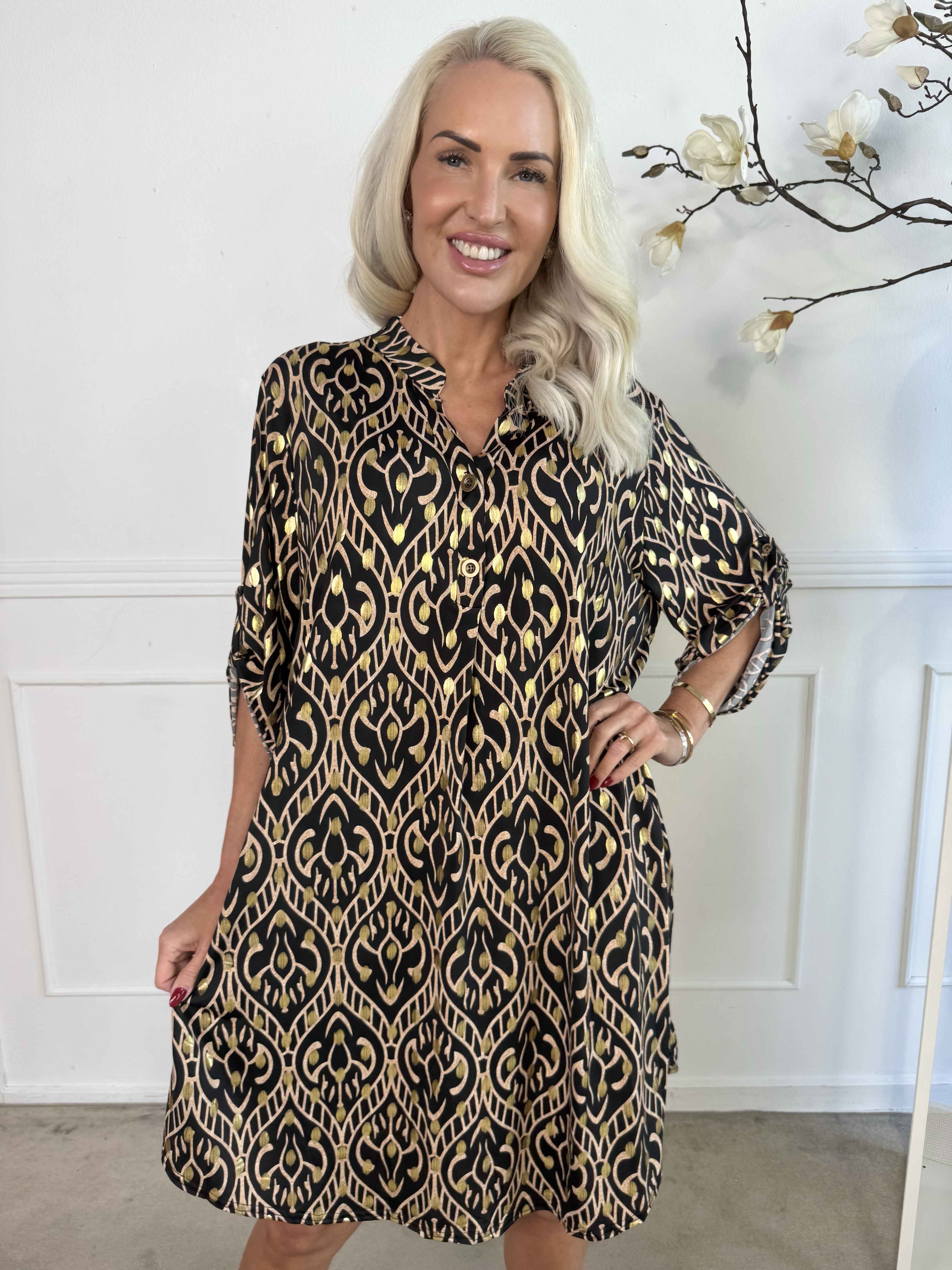 Ebba Boho Long - Elastisk mönstrad klänning med guldprickar